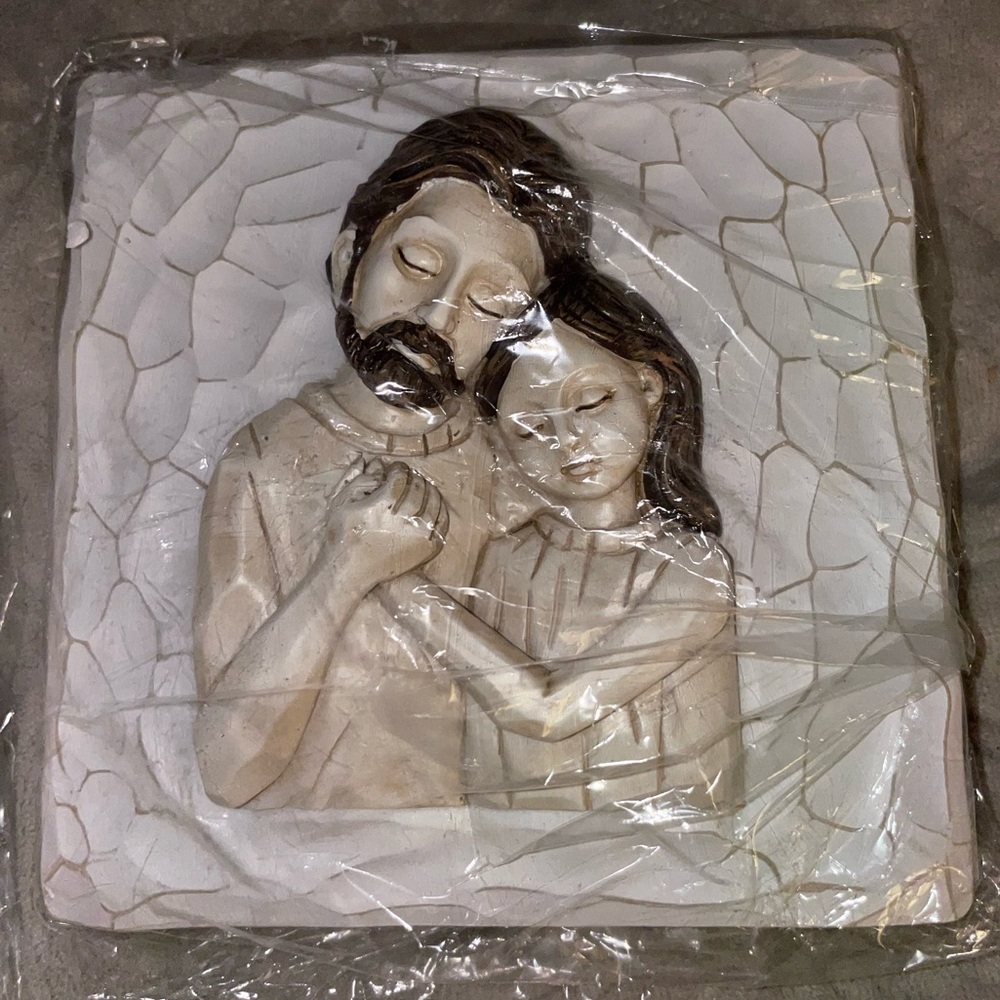 Embracing Figures Father and Daughter Sculpture trinket box- Beige and Brown